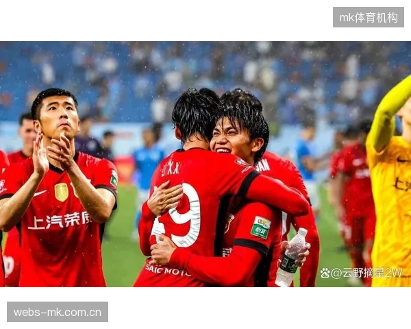 卫冕冠军上海海港半程表现糟糕，夏窗引援成为扭转颓势关键。